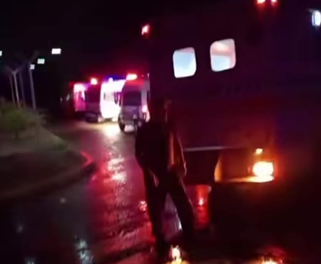 Varias ambulancias realizaron traslados al Hospital Universitario en medio del apagón de esta madrugada