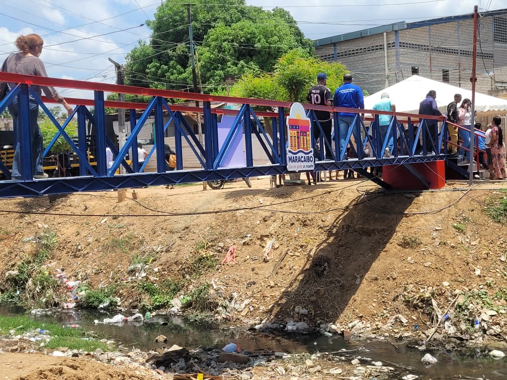 Alcaldía de Maracaibo rehabilitó puente peatonal que conecta dos sectores en la parroquia Cecilio Acosta y ejecuta limpieza en la cañada Morillo