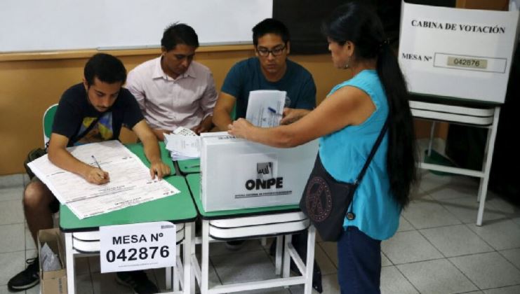 Los peruanos van hoy a elecciones generales