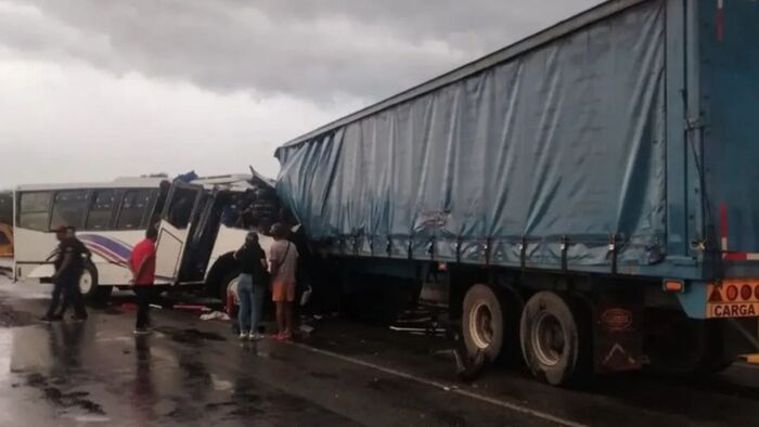 Siete muertos y más de 20 heridos deja fuerte choque entre autobús y gandola en Anzoátegui