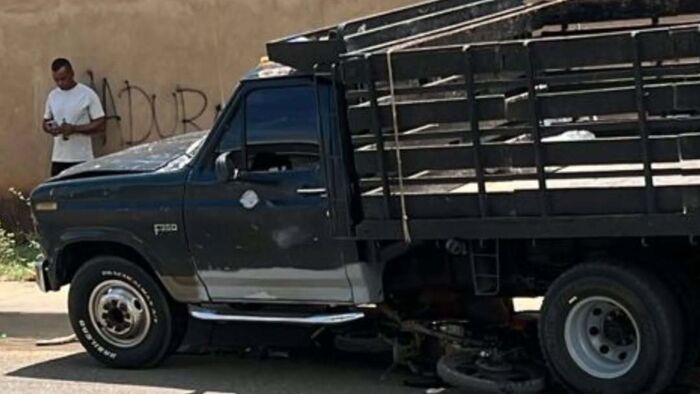 Motorizado resulta herido tras impactar contra un camión 350 en la vía a Mercamara