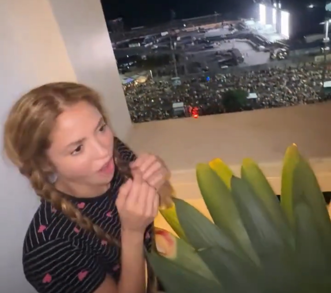 Shakira sorprendida ante el ‘gentío’ que la espera para verla en su concierto gratuito en Río de Janeiro: 