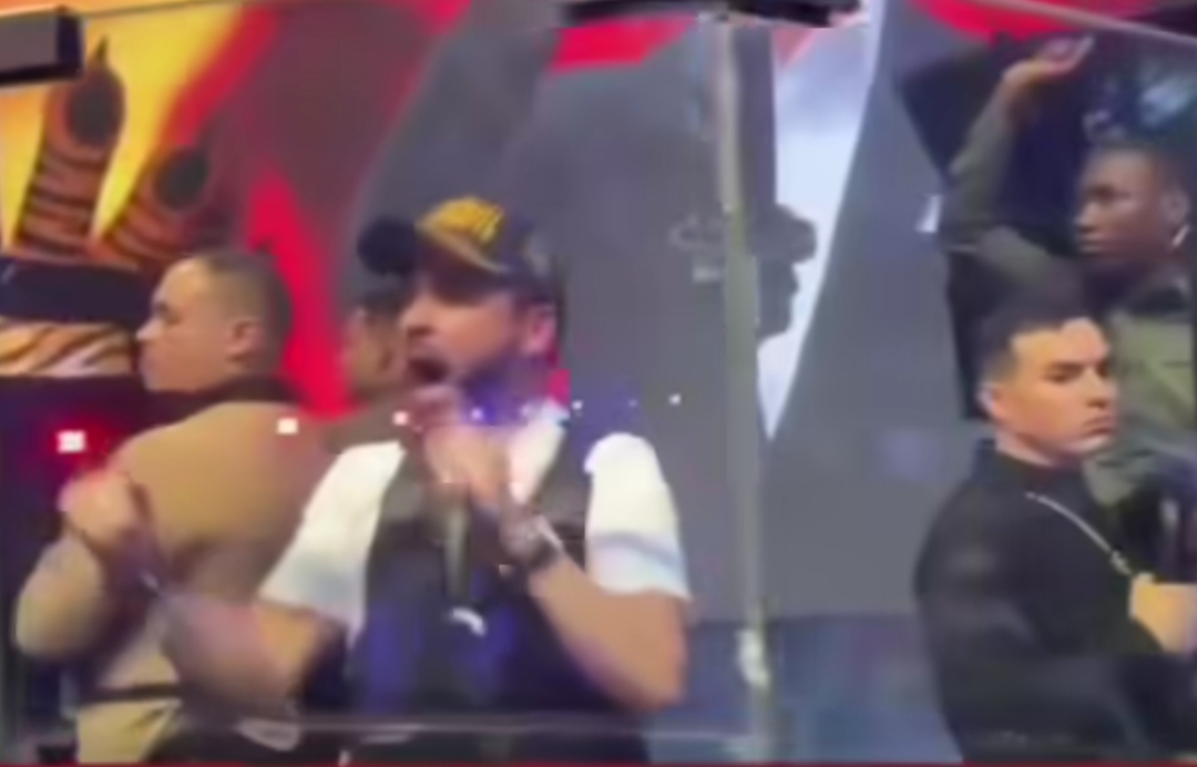 Abelardo de la Espriella sacude la campaña presidencial en Colombia con su aparición en una cabina de vidrio blindado y chaleco antibalas