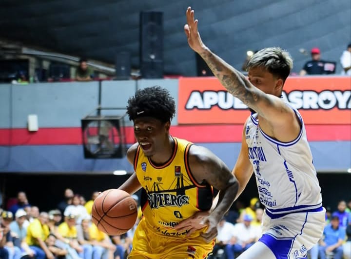 ¡Golpe en el Belisario Aponte! Marinos rompe el invicto de Gaiteros y pica adelante en la semifinal de la SPB