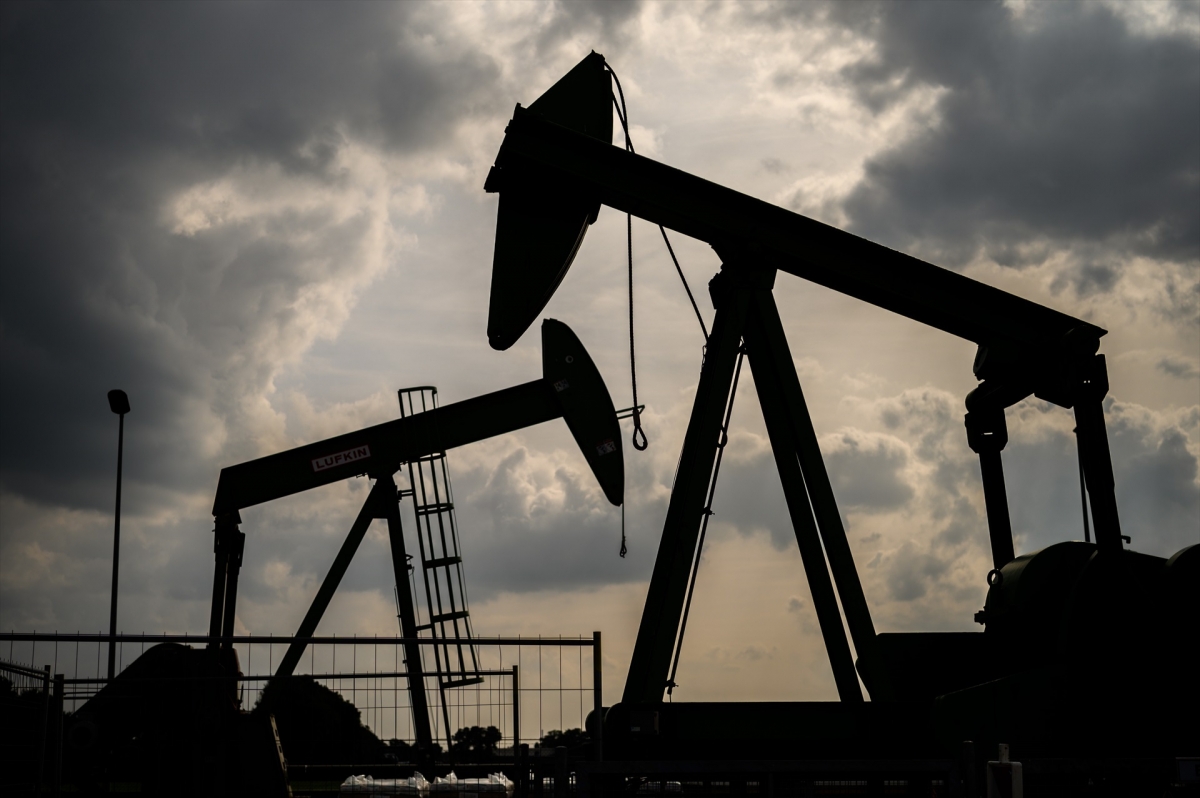 Precio del petróleo brent amplía la subida a casi un 3 % y cotiza de nuevo en los 107 dólares el barril