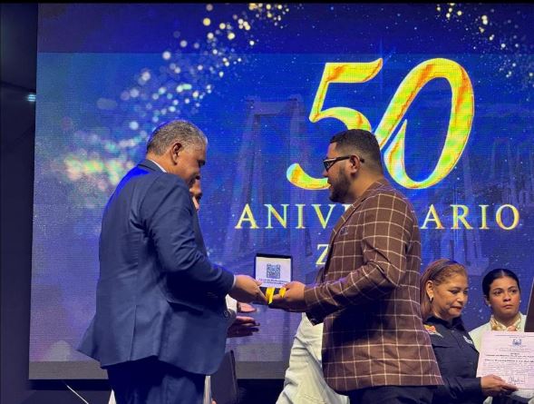 Alcaldía de Maracaibo condecoró a la Iglesia Luz del Mundo en su 50 aniversario