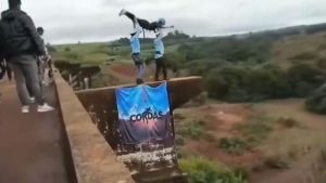 Joven es lanzada al vacío sin cuerda de seguridad en un puente de Brasil