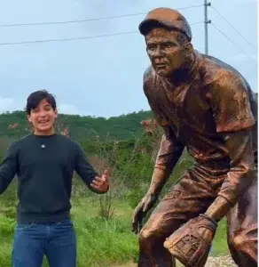 Josué Benjamín Figueroa inmortaliza a Luis Aparicio en una escultura para Maracaibo