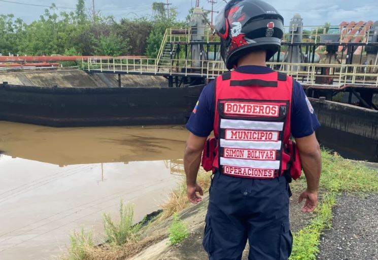Alerta por lluvias: Bomberos del municipio Simón Bolívar inspeccionan el Río Tamare y muro de contención