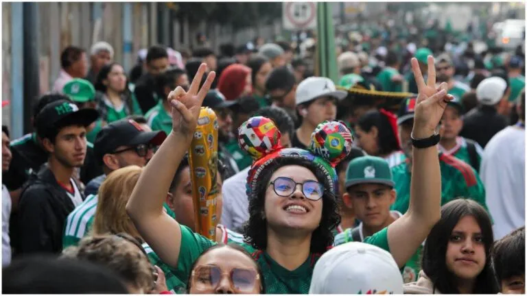 Fiebre mundialista en el Zócalo de México: Largas filas marcan la apertura del Fan Fest