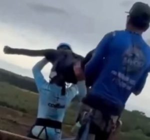 Lanzan a una joven de 21 años al vacío sin la cuerda de seguridad en Brasil